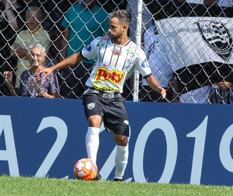 O atacante Léo Santos está fora do jogo desta quinta-feira entre Votuporanguense e XV de Piracicaba (Foto: Rafael Bento/CAV)