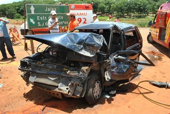 Duas pessoas feridas em colisão entre carro e caminhão 