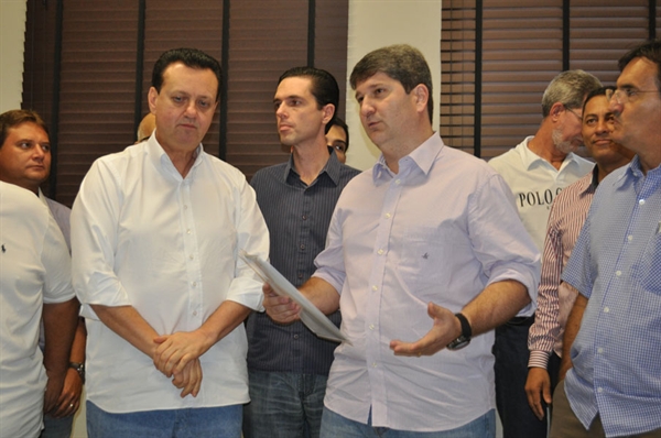 Prefeito Junior Marão entregou nas mãos do ministro Gilberto Kassab os pedidos de investimentos para Votuporanga