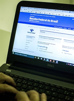 O programa para preenchimento da declaração do Imposto de Renda Pessoa Física (IRPF) estará disponível a partir de segunda-feira no site da Receita Federal (Foto: Agência Brasil)