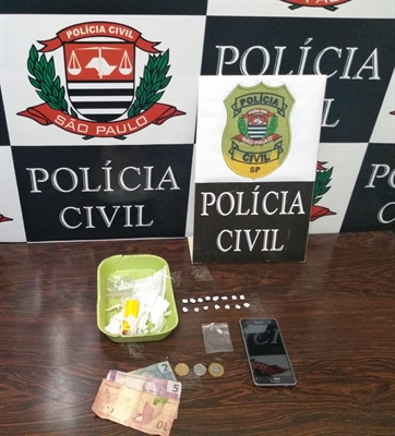 Os agentes da Dise apreenderam pedras de crack, dinheiro, celular e material para embalar a droga  (Foto: Divulgação/Dise)