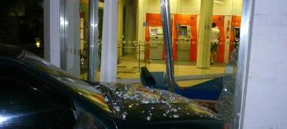 Carro descontrolado invade agência bancária no Centro