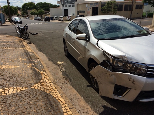  colisão envolveu um carro e uma moto na rua São Paulo, no cruzamento com a rua Javari (Foto: Aline Ruiz/A Cidade)