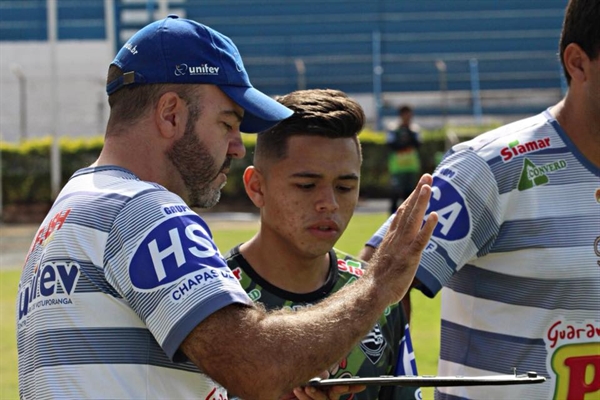 Técnico Rogério Mancini orienta o meia colombiano Juan Becerra (Foto: Rafael Bento/CAV)