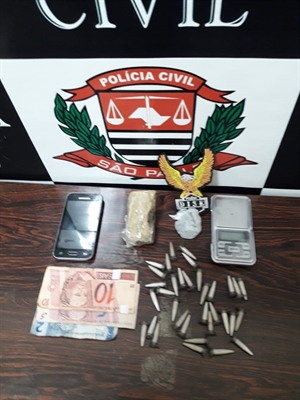 Os policiais militares apreenderam diversas porções de droga, uma balança de precisão e uma quantia em dinheiro (Foto: Divulgação/Dise)