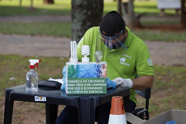 A unidade móvel da Elektro estará em vários pontos da cidade até o dia 3 de março realizando as trocas de lâmpadas incandescentes, fluorescentes e halógenas por lâmpadas de LED (Foto: Divulgação/Prefeitura de Votuporanga)
