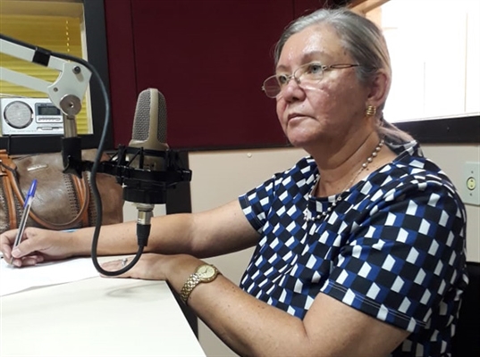 Márcia Reina, secretária da Secretaria Municipal da Saúde de Votuporanga durante entrevista na rádio Cidade FM (Foto: A Cidade)