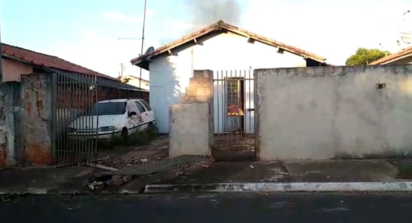 Casa ficou totalmente destruída após homem atear fogo em Nova Aliança — Foto: Arquivo Pessoal