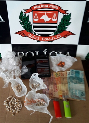 A equipe se dirigiu para a casa da suspeita e encontrou 83 pedras de crack embaladas e prontas para venda (Foto: Divulgação/Polícia Civil)