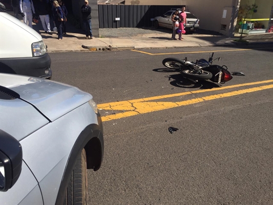 Um dos acidentes ocorreu na rua São Paulo, no centro de Votuporanga envolvendo um carro e uma moto  (Foto: Érika Chausson/A Cidade)