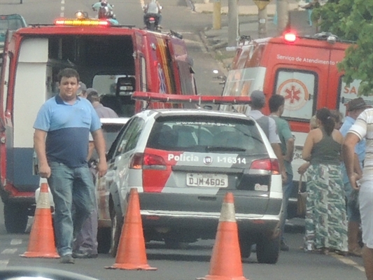 Mulher fica inconsciente após acidente com moto