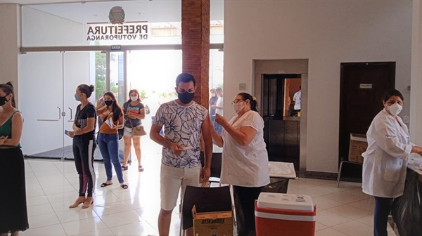 Vacinação não chegou a ser suspensa em Votuporanga por falta de vacinas, como aconteceu em outras cidades  (Foto: Prefeitura de Votuporanga) 