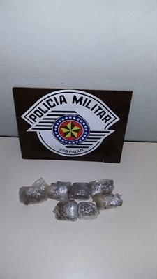 Polícia Militar prende motorista com vários invólucros de maconha