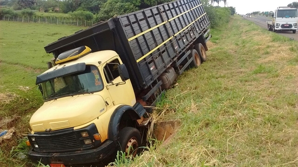  Caminhão boiadeiro caiu em canaleta de rodovia de Jales (SP) (Foto: Polícia Rodoviária/Divulgação) 
