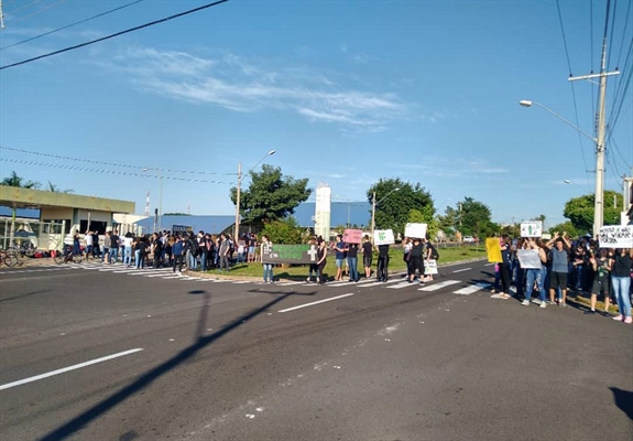Protesto: estudantes do IFSP-Votuporanga fizeram uma manifestação na manhã desta segunda-feira (Foto: Lorraine Guelfi Dias)