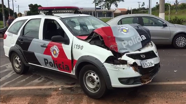  Carro colidiu com viatura da PM em Auriflama (SP) (Foto: Reprodução/TV TEM) 