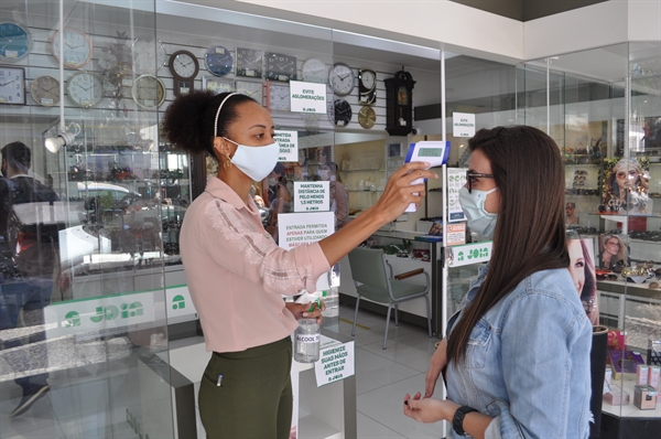 Além das medidas obrigatórias, a empresa ainda está fazendo o controle da temperatura de seus clientes 