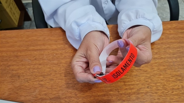 Pulseiras só podem ser retiradas com autorização médica (Foto: Prefeitura de Nova Granada)