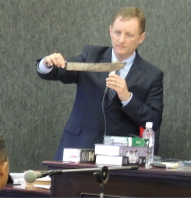 Promotor Boiati mostra o facão usado no assassinato