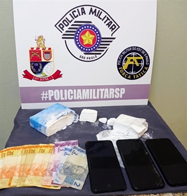 Tijolo de R$ 50 mil pasta-base de cocaína foi apreendido pela Polícia Militar de Votuporanga ontem (Foto: Divulgação/PM)