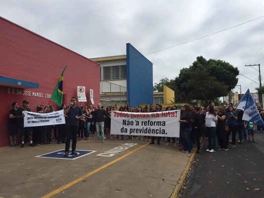 Manifestantes em frente à Escola Estadual Doutor José Manoel Lobo na manhã desta sexta-feira (Foto: Érika Chausson/A Cidade)