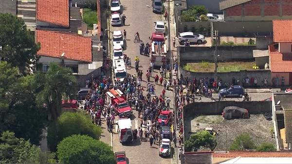 Movimentação em frente à escola Raul Brasil, onde atiradores mataram 5 alunos e 1 funcionário (Foto: Reprodução/TV Globo)