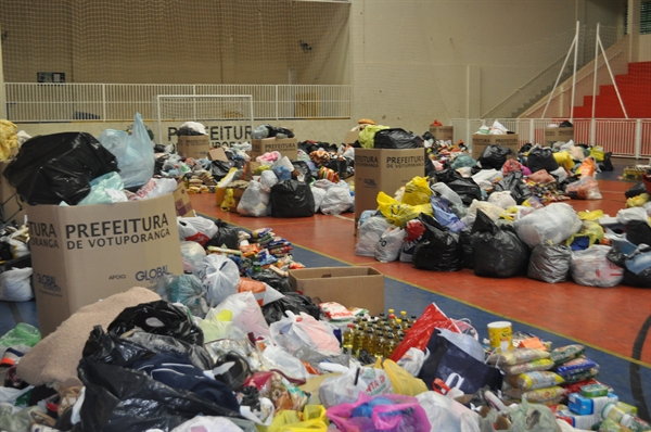 Foram arrecadadas cerca de 12 toneladas entre agasalhos, cobertores, roupas, sapatos, acessórios, utensílios domésticos e alimentos não-perecíveis  (Foto: Érika Chausson/A Cidade)