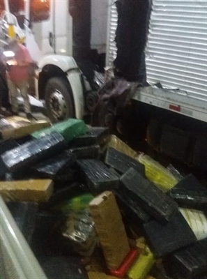 Mais de duas toneladas de maconha foram encontradas em fundo falso de caminhão (Foto: Arquivo Pessoal)