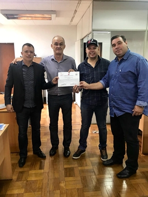 Certificado: Mineiro, Dimas Travesso, Edilberto Fiorentino  e Paulo Ivalde na Secretaria Estadual de Esportes e Lazer (Foto: Divulgação)