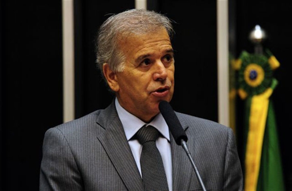 Dilma anuncia reforma e Edinho Araújo fica de fora 