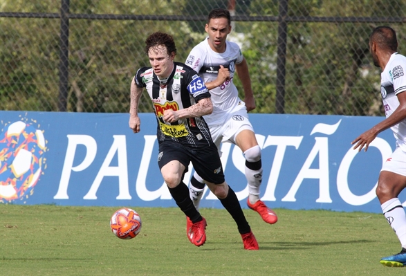 Centroavante Cristiano com a bola na partida entre Votuporanguense e XV de Piracicaba (Foto: Rafael Bento/CAV)
