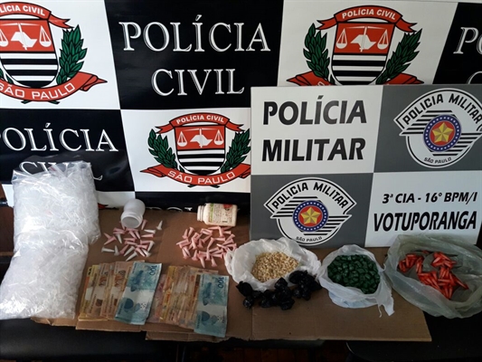 Na residência de ‘Mazinho’ foram apreendidas centenas de porções de drogas, além de R$ 1.700 em dinheiro Foto: Divulgação/Polícia Civil 