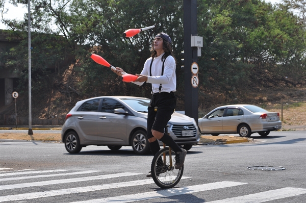 Linderman Moura vive de arte desde os 22 anos e atualmente está em Votuporanga, tendo sua cidade natal Guarenas na Venezuela  (Foto: A Cidade)