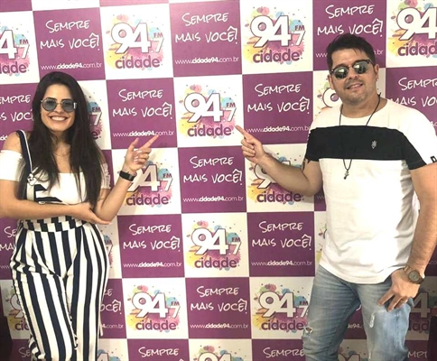 Casal do Brasil Lu e Alex visitaram o estúdio da Cidade FM (Foto: A Cidade)