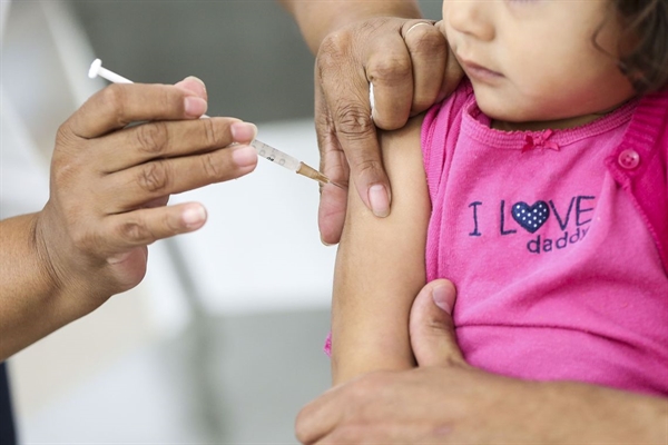  Até 18 de abril, o objetivo é imunizar crianças com idade entre 1 e 6 anos e grávidas  (Foto: Marcelo Camargo/Agência Brasil)