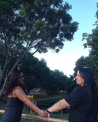 Kelly e Natália seguem firmes em seu relacionamento, celebrando o amor com orgulho e naturalidade  (Foto: A Cidade)
