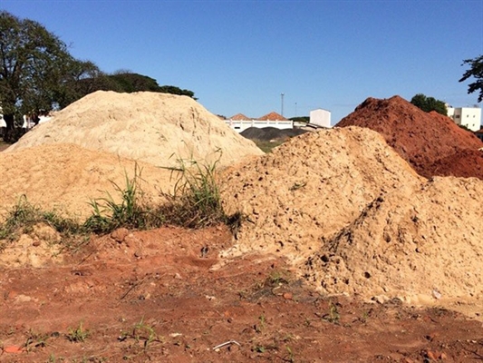 Mulher morre após ficar três dias sob monte de terra em Mirassol
