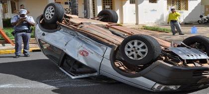 Carro capota após colisão no centro da cidade