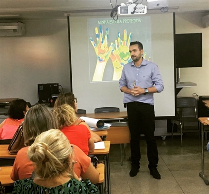 As palestras são ministradas pelo professor universitário Jairo Gabaldi e falam sobre os temas solicitados pelas instituições (Foto: Arquivo Pessoal)