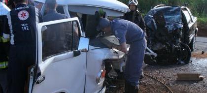 Kombi e carro batem na SP-320