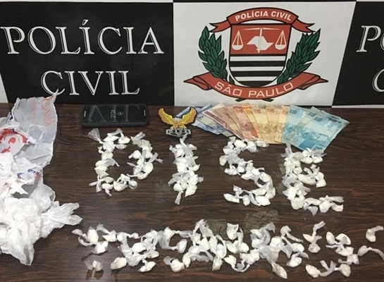 Os policiais apreenderam diversas porções de cocaína, aparelho celular e uma quantia em dinheiro oriundo do tráfico (Foto: Divulgação/DISE)