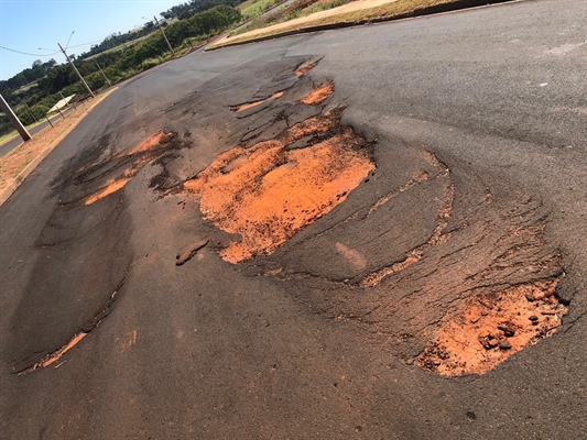 A massa asfáltica danificada causou buracos no fim da avenida Vicente Jantorno, no bairro Boa Vista II (Foto: Érika Chausson/A Cidade)