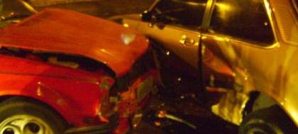 Automóvel cruza sinal vermelho e provoca colisão