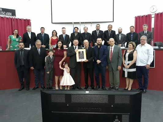Com sua família, Danilo César Campetti recebeu a Insígnia de Honra ao Mérito da Câmara Municipal (Foto: Câmara Municipal)