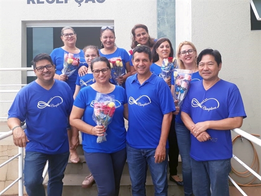 O Grupo Cúmplices são jovens, homens, mulheres que se dedicam. Mensalmente, eles percorrem o Hospital doando flores e amores (Foto:Santa Casa de Votuporanga)