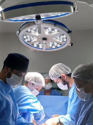 Família de uma mulher com morte cerebral doou rins, fígado e córneas, podendo salvar cinco pessoas que aguardam transplante (Foto: Santa Casa)