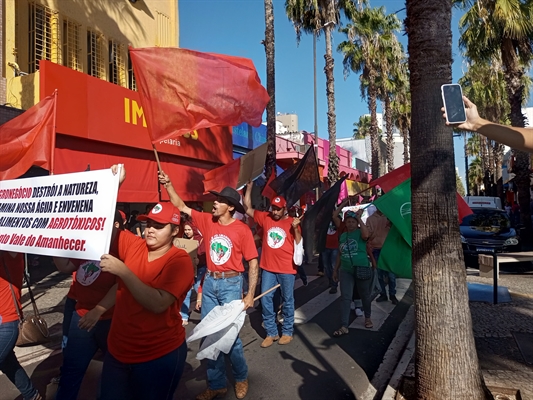 Famílias do MST percorreram as principais ruas de Votuporanga em manifestação contra reintegração de posse (Foto: A Cidade)