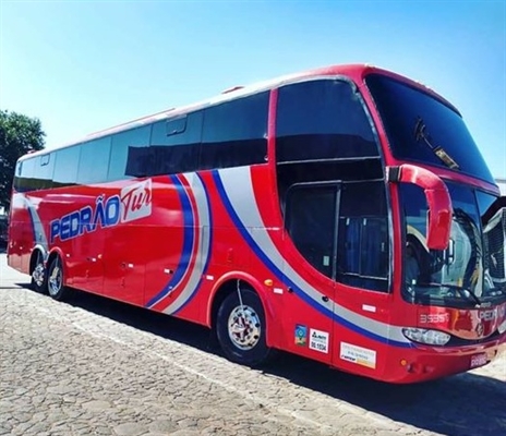 O ônibus foi interceptado na rodovia por bandidos fortemente armados (Foto: Redes sociais) 