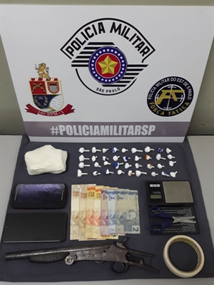 Policiais apreenderam porções de cocaína com o traficante e encontraram mais porções e uma arma na casa dele (Foto: Divulgação/Polícia Militar)