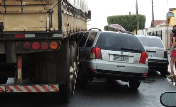 Carro quase entra embaixo de carreta em acidente na Zona Norte da cidade